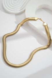 Collier Serpentin Doré Souple Élégance Moderne Flexible